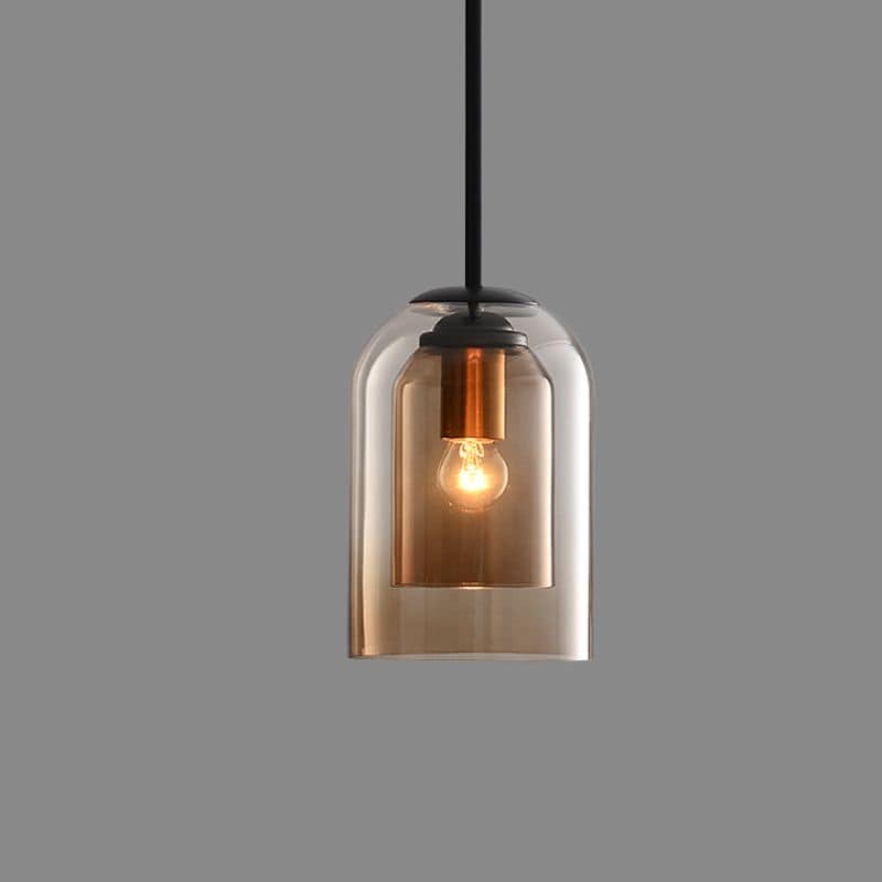 Moderne Hängelampe aus Glas, schwarz, über Nachttisch in elegantem Schlafzimmer-Interieur.